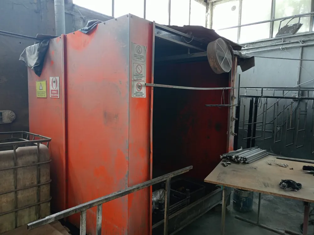 Has Makina Electrostatic Paint Booth — 2/2