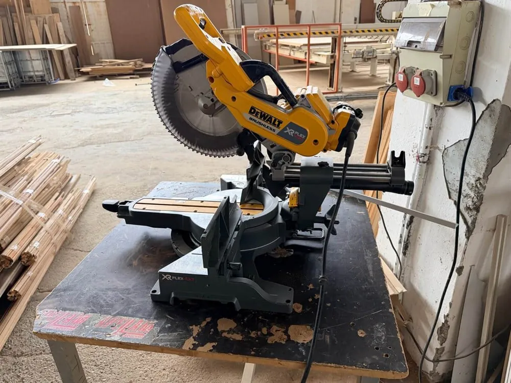 Dewalt XR FLEX Gönye ve Profil Kesim Makinesi — 2/2